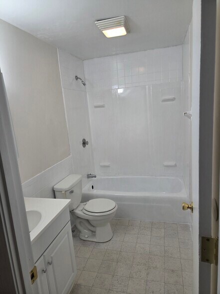 Building Photo - 55 Greentree Ln