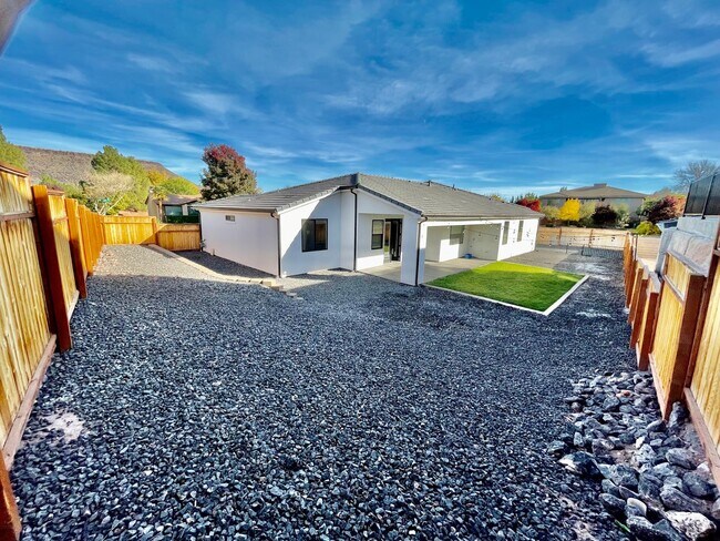 Building Photo - Wonderful Pet-Friendly Home in Overlook @ ...