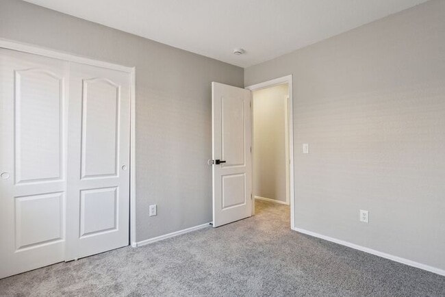 Building Photo - Nice 3 bedroom 2 bath