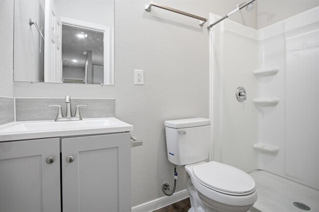 Building Photo - 611 Carpenter Ave