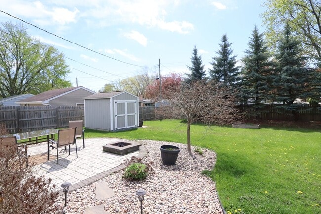 Building Photo - Charming 3 Bedroom Neenah Home with fenced yard