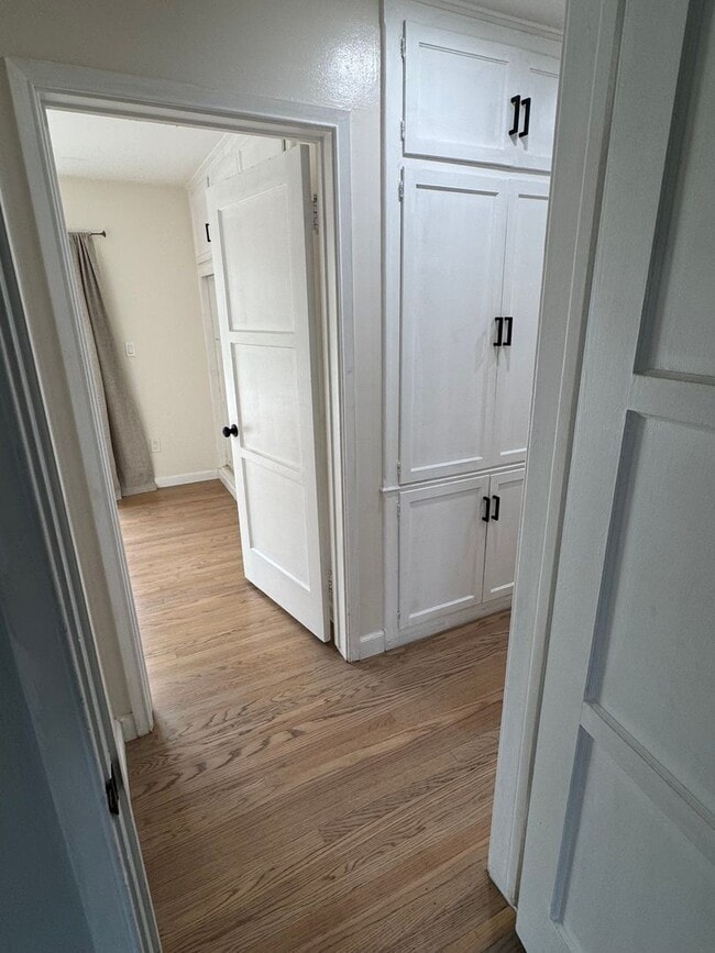 Building Photo - Beautiful 3 bedroom 2 bath Pool Home...  this one is a SHOW STOPPER