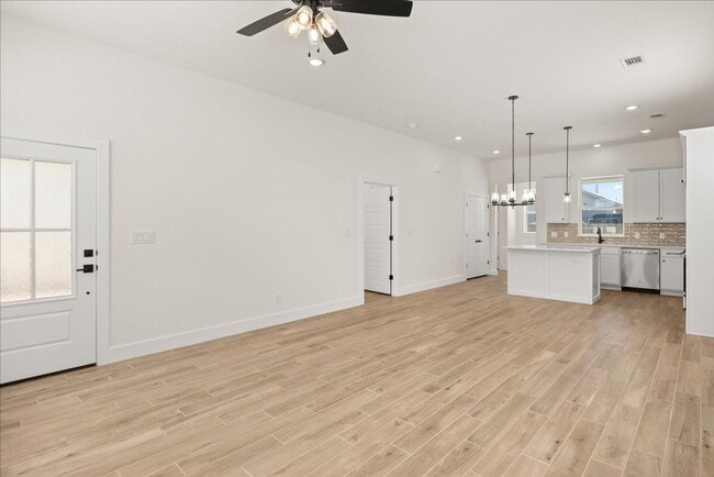 Building Photo - Bright, Spacious, & Beautifully Designed 1 bed 1.5 bath