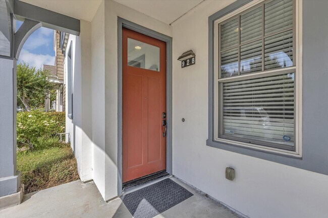 Building Photo - 928 Valencia Ave