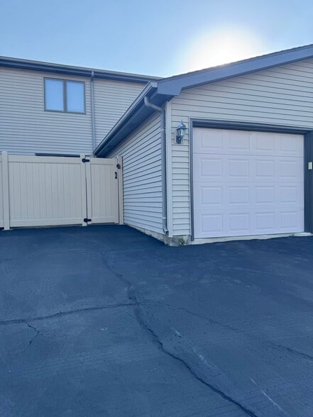 Building Photo - 718 Sojourn Rd