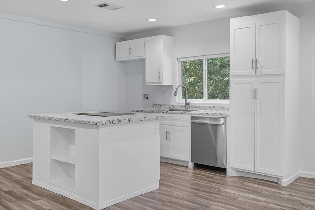 Building Photo - 30519 Lake Cir Ln