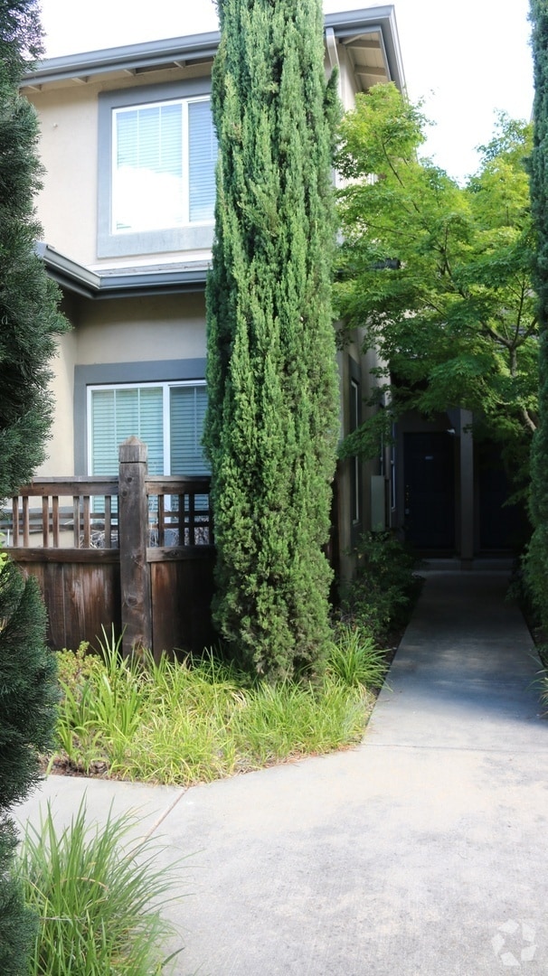 Building Photo - Excellent 2 Bed 2 Bath Town Home