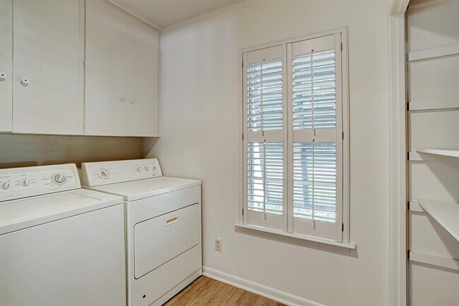 Building Photo - 6139 Chevy Chase Dr