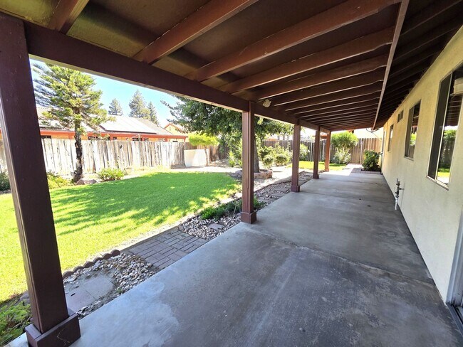 Building Photo - Beautiful 3 Bedroom 2 Bath Home in Gated Community