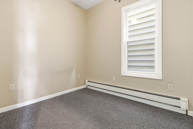 Building Photo - 470 Mallory Ave