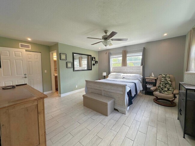 Building Photo - 300 NE 26th Ave