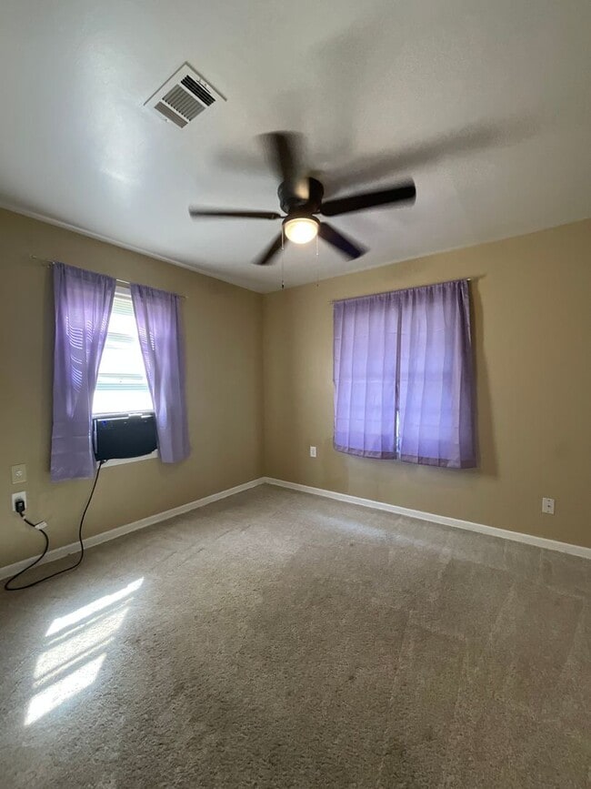 Building Photo - 1314 Oak Dr