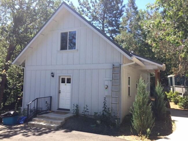 Building Photo - 2BED 2BATH - NEWLY RENOVATED, YARD, WASHER DRYER, STORAGE, NEAR DOWNTOWN