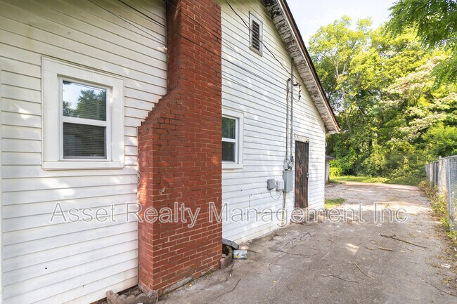 Building Photo - 2647 Selma Ave