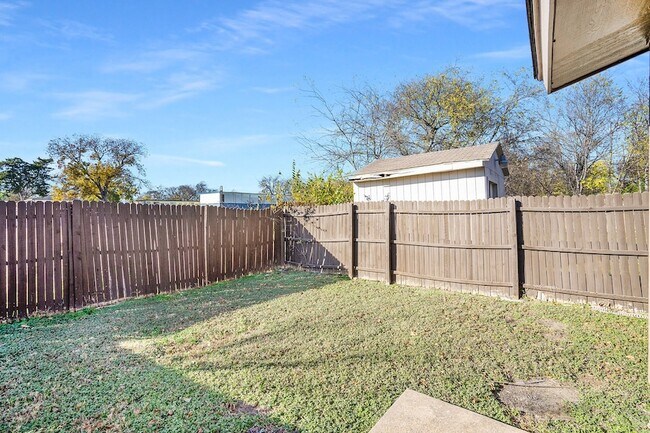 Building Photo - 3301 Aurora St