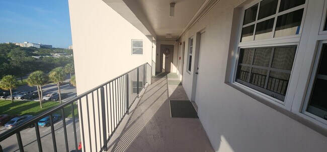 Building Photo - 3150 N Palm Aire Dr