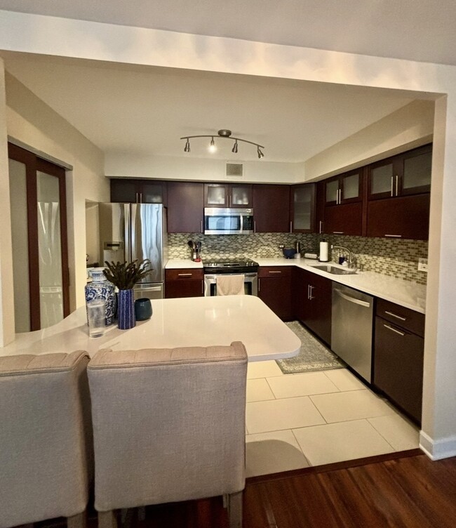 Building Photo - 201 E Chestnut St