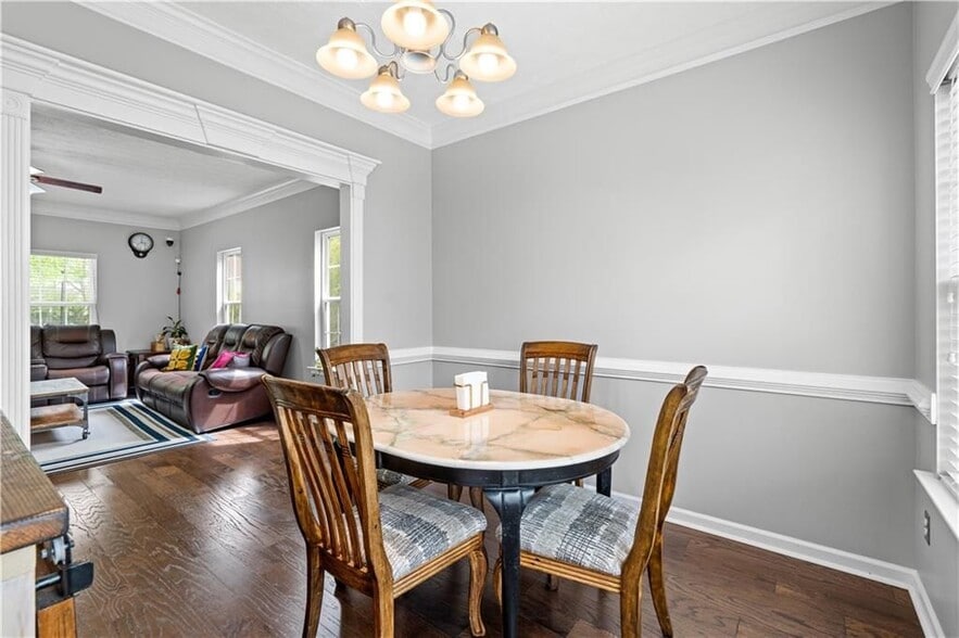 Building Photo - 38 Roxbury Ln