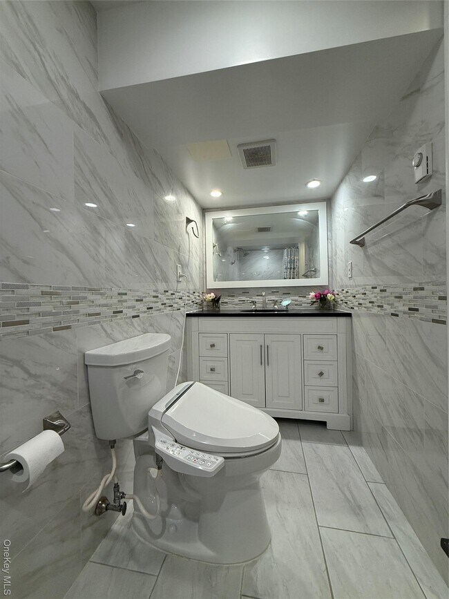 Building Photo - 110-55 64th Rd