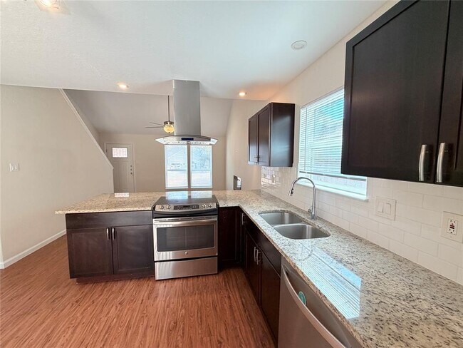 Building Photo - 1605 Parkwood Dr