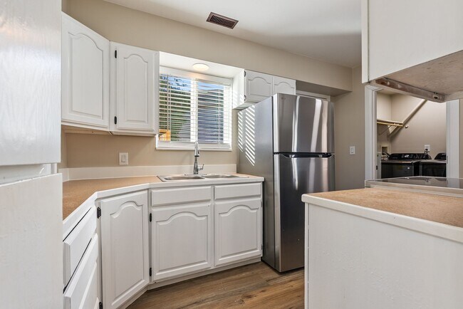 Building Photo - 4 Bed | 1 Bath with Modern Finishes in SE PDX