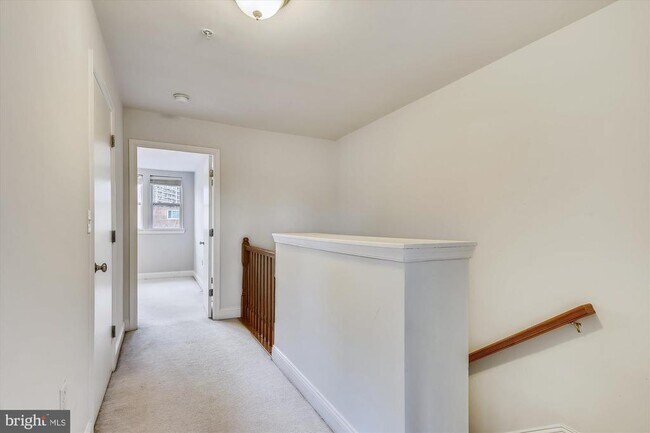 Building Photo - 1633 N Colonial Terrace