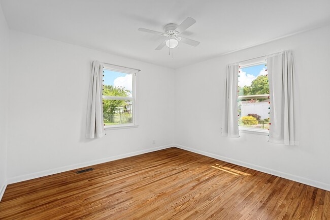 Building Photo - 2118 Crystal Dr