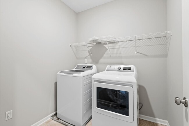 Building Photo - Spacious 4-Bed Home! Modern Kitchen, High Ceilings, Dual Primaries, Laundry Room, Pet Friendly!