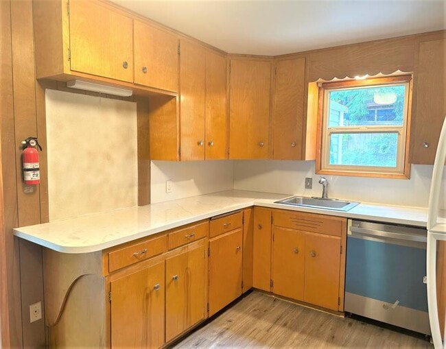 Building Photo - 3 bedroom in Seattle WA 98115