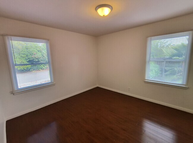 Building Photo - Darling Home on Darlene!