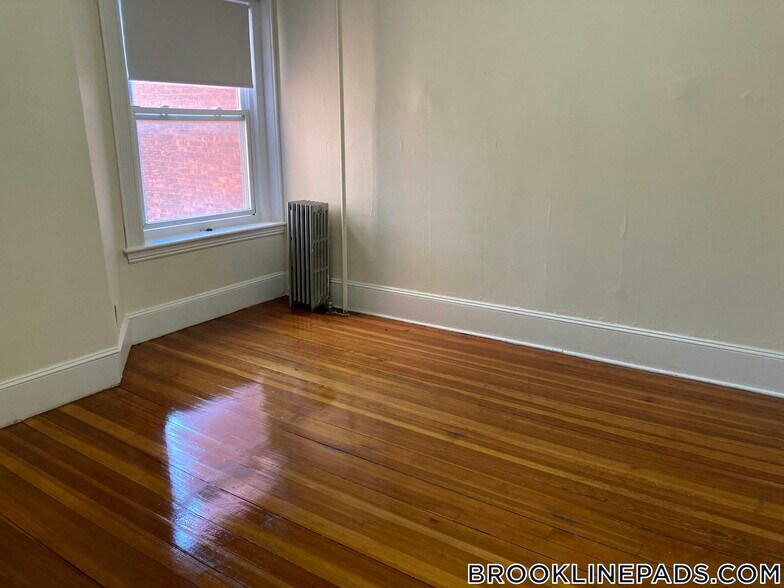 Building Photo - 1595 Beacon St