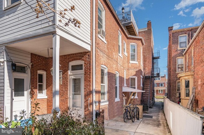 Building Photo - 340 College Ave