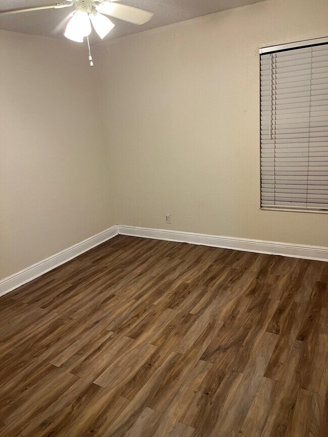 Building Photo - 1473 Lake Crystal Dr