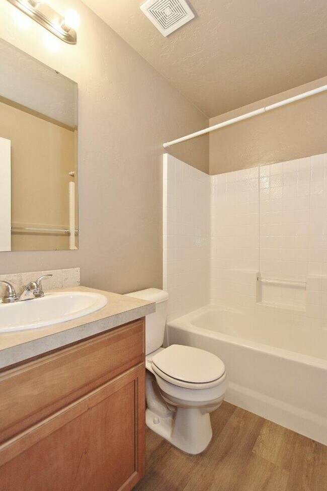 Building Photo - Spacious Single-Level Home on Cul-De-Sac