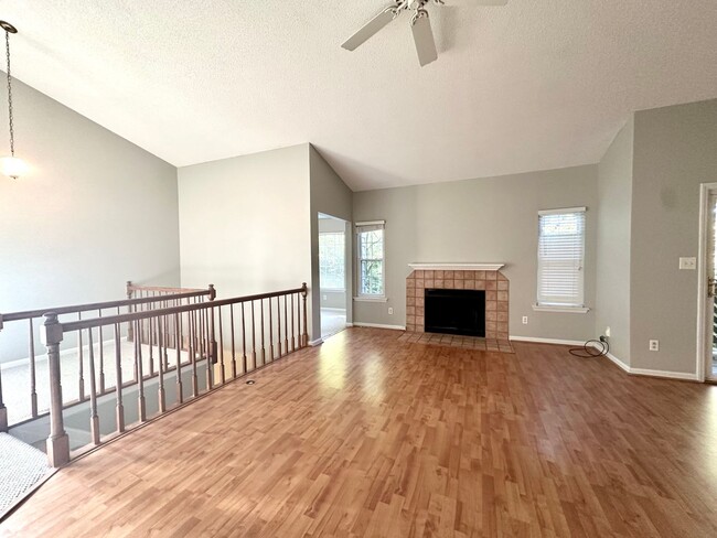 Building Photo - **MOVE IN SPECIAL!**Charming 2BR/2BA Condo...