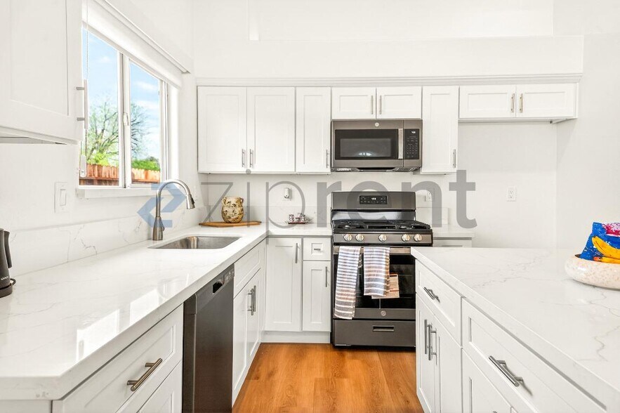 Building Photo - 5603 Pine Canyon Dr