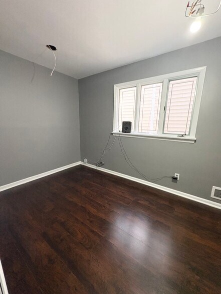 Building Photo - 861 Avenue C