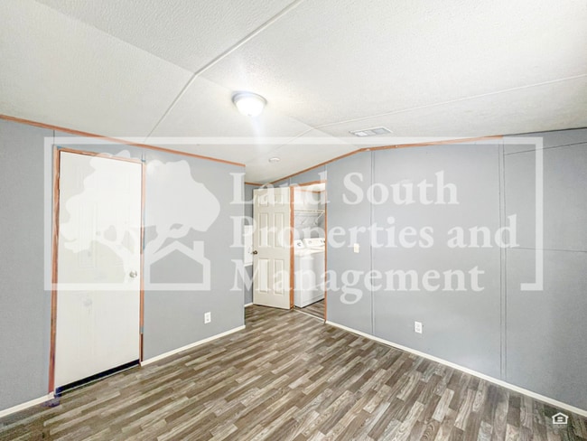 Building Photo - 425 Longfellow Blvd