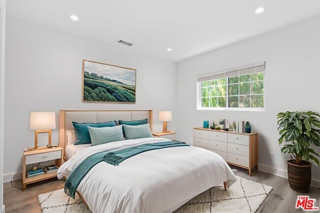Building Photo - 5543 Fallbrook Ave