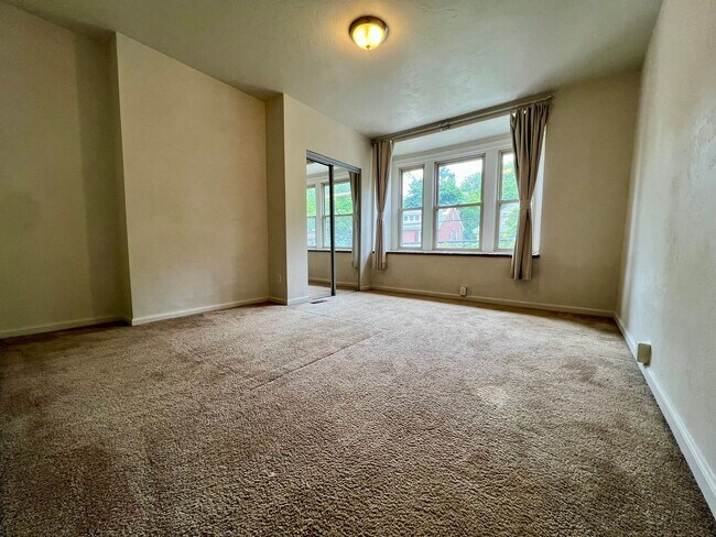 Building Photo - Lovely Two Bedroom Townhome with Hardwood Floors throughout! Washer & Dryer Provided!