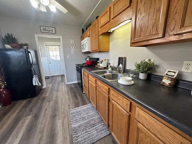 Building Photo - 2 bedroom, 1 bath home for rent in Evansdale