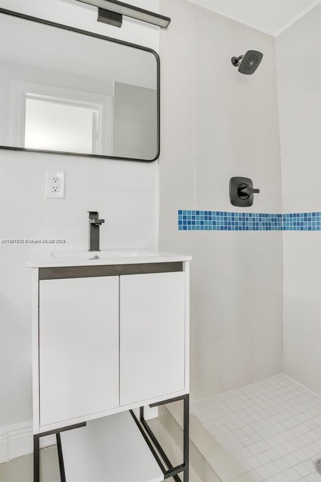 Building Photo - 7315 Carlyle Ave