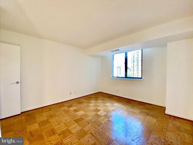 Building Photo - 3800 Fairfax Dr
