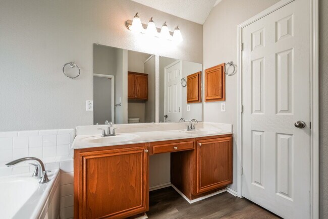 Building Photo - 926 Pheasant Dr