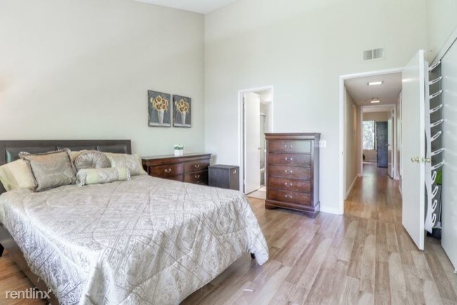 Building Photo - 37000 Meadowbrook Common