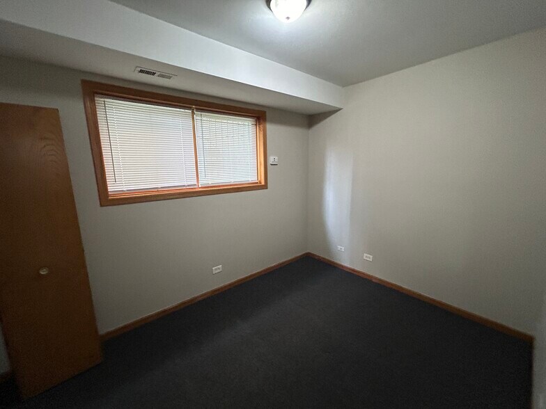 Building Photo - 5642 S Prairie Ave