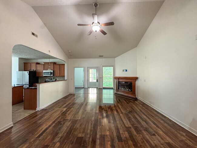 Building Photo - Lovely 4 Bed 2 Bath Home in Westgate