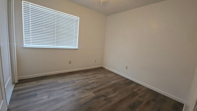 Building Photo - 3 BR 2 BA