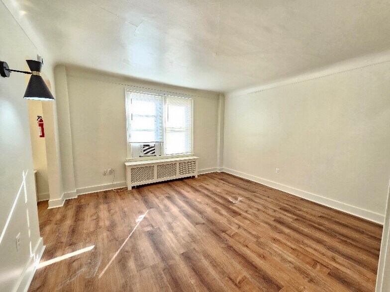 Building Photo - 808 N Main St