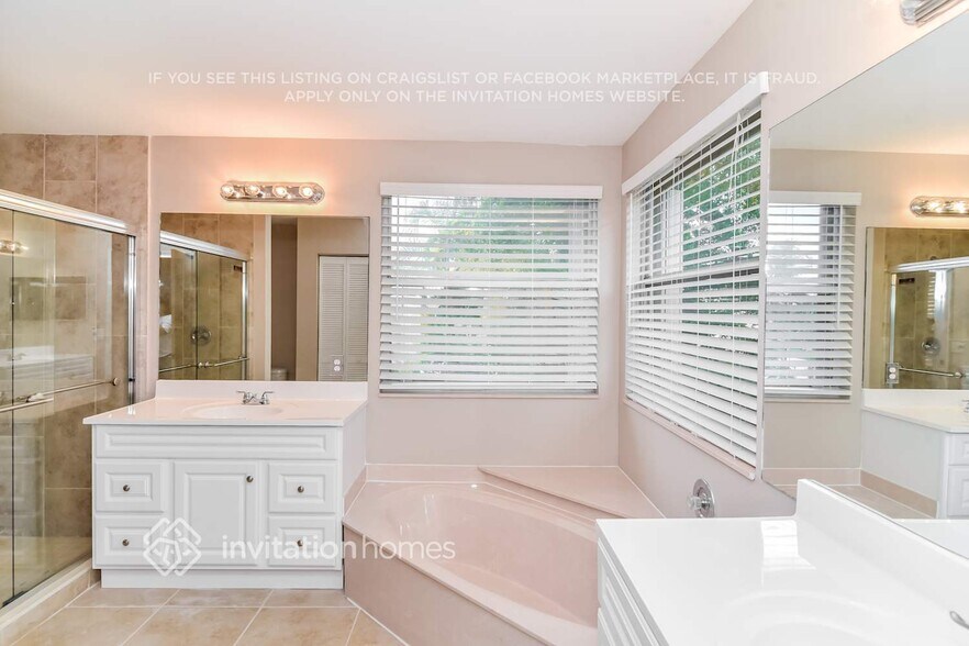 Building Photo - 450 SW 182nd Way